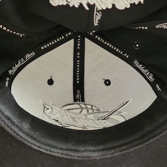 NEW Cleveland Cavaliers black and white snapback cap hat by Mitchell & Ness - Picture 5 of 8